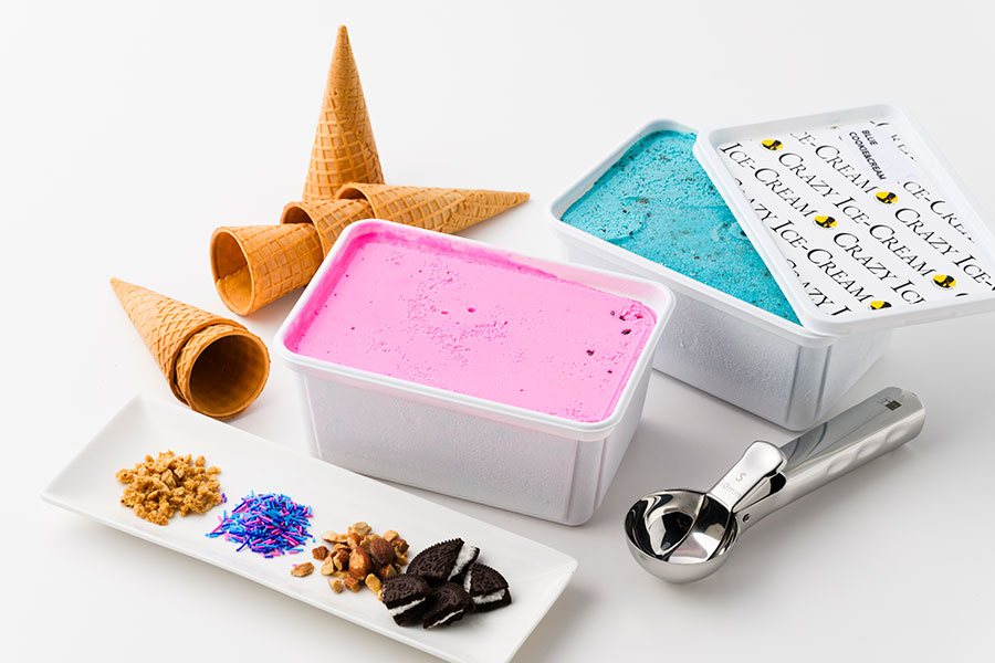 CRAZY ICE-CREAM「クレイジーボックス 選べるアイスクリーム2個セット」3,200円（1000ml×2個入り）。左から時計回り：トッピングミニパック7種セット 500円、シュガーコーン 600円、ピンクチョコミント、ブルークッキークリーム、ディッシャー 1,500円／岡山県