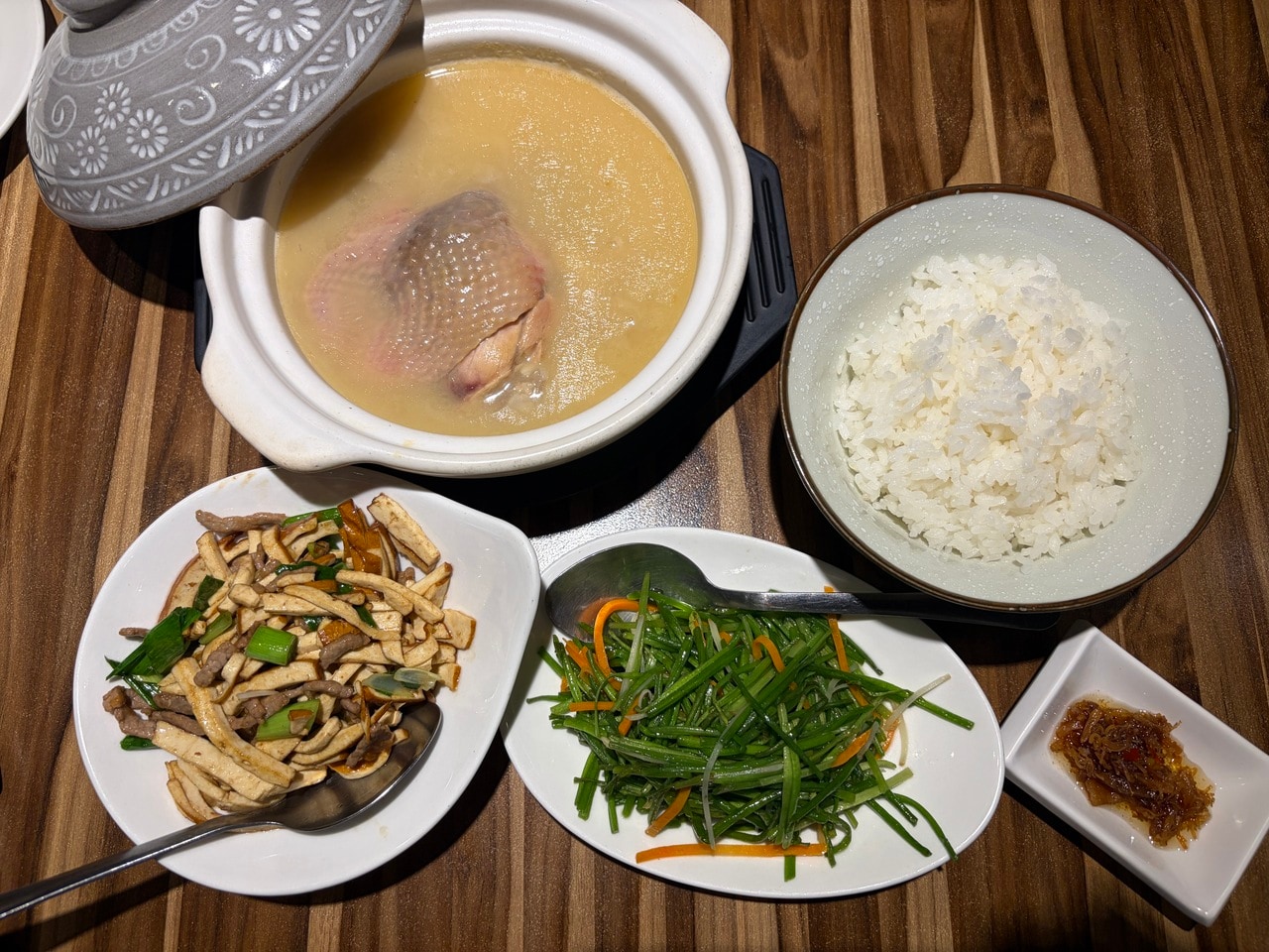 「砂鍋土雞湯」のセット。大人数で訪れる場合は、単品のスープにアラカルト料理を組み合わせるのがおすすめ。スープは小（1～2人前）、中（3～4人前）、大（6～8人前）から選べます。