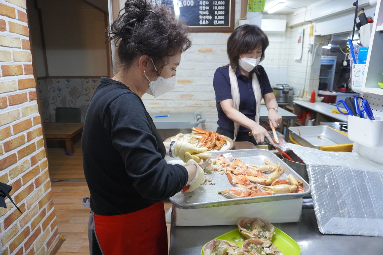 手際よくカニをさばいてくれる店員さんたち。