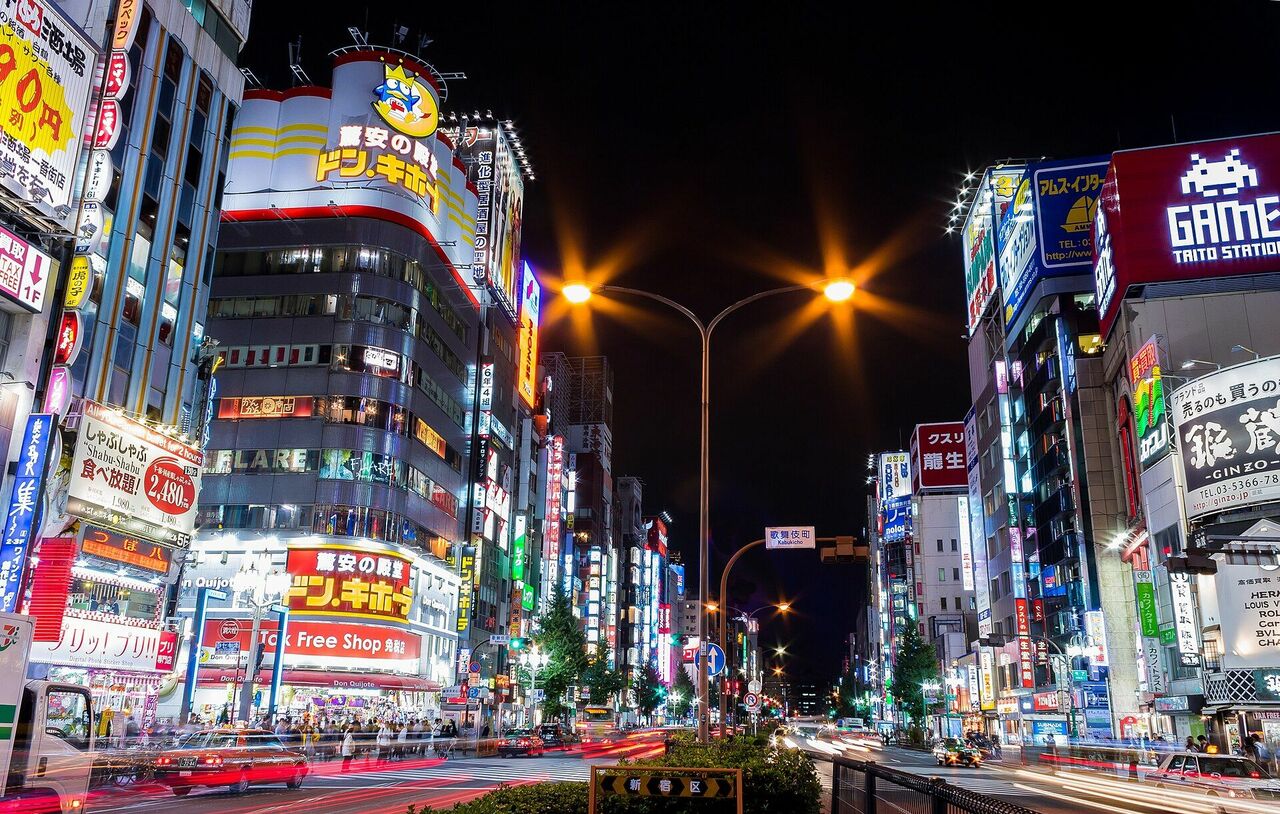 2015年の歌舞伎町の風景。靖国通り側より。　via Wikicommons