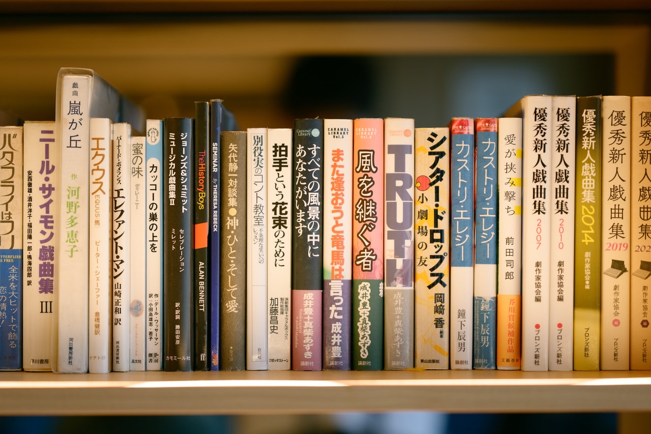 対談場所にはエンターテインメントに関する貴重な資料が並んでいた。