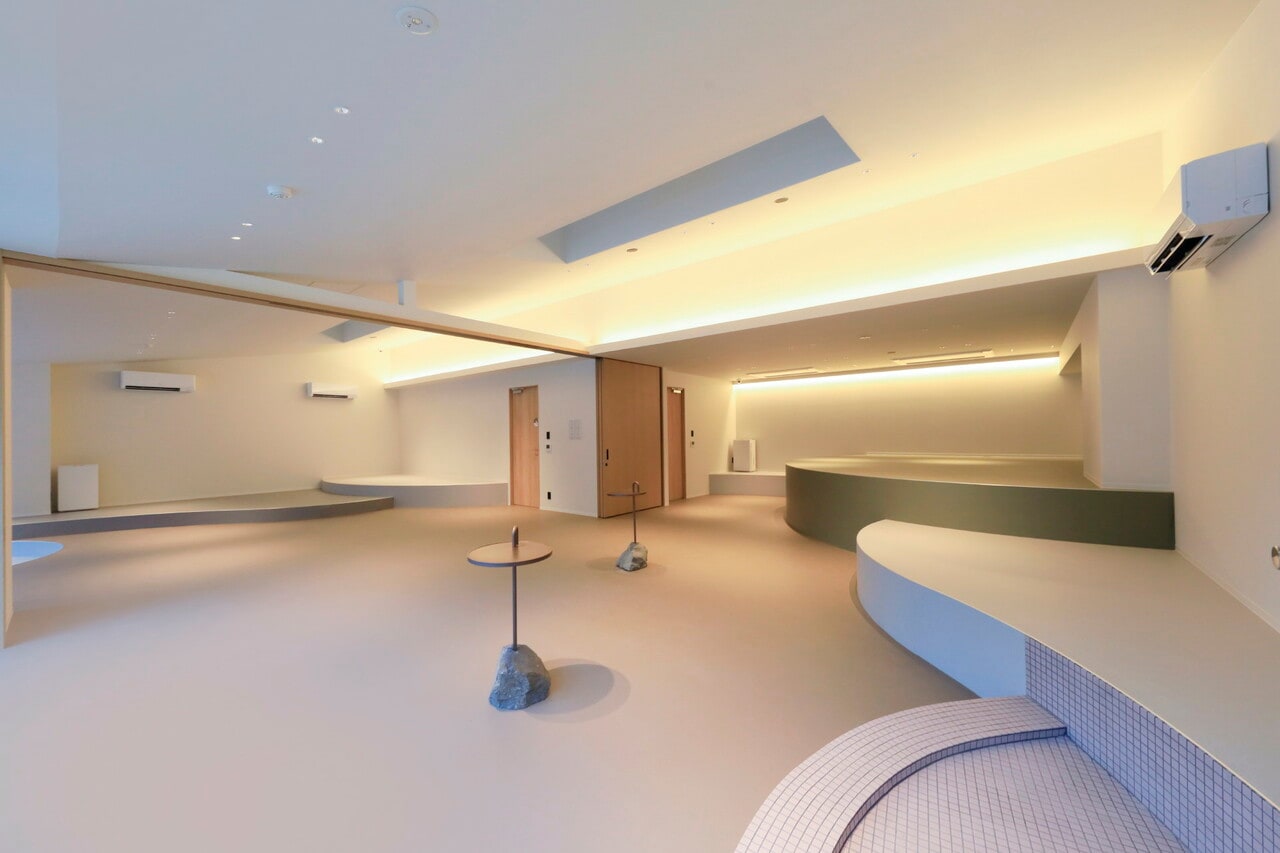 館内には、全天候型の「インナードッグラン」を完備。さらに「グルーミングルーム」も2室ある（1回60分間無料サービス・予約制）。