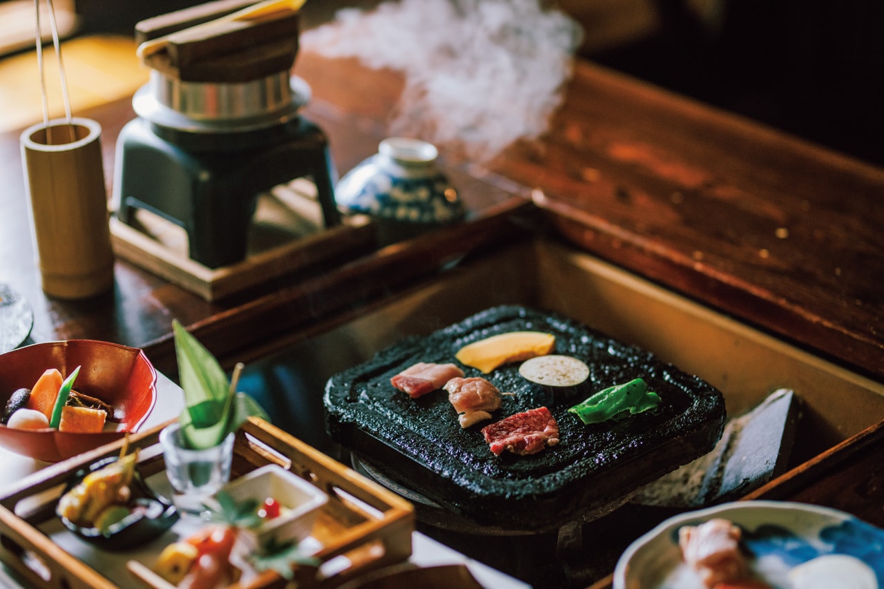 「奥阿蘇の宿やまなみ」囲炉裏の火を囲み、鉄板で焼く阿蘇特産のあか牛、川魚など料理は素朴ながら豪勢。