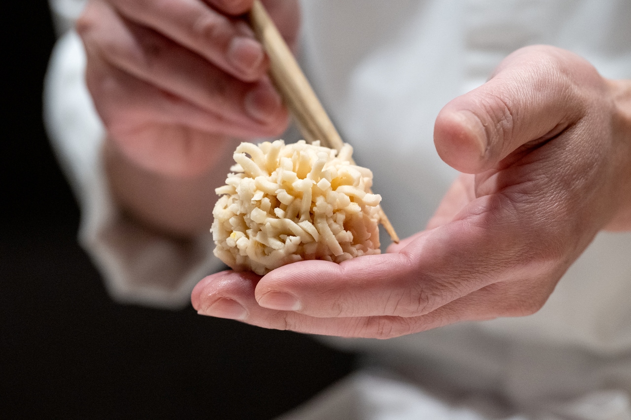 美しい手さばきで「そぼろ」を付けていく。