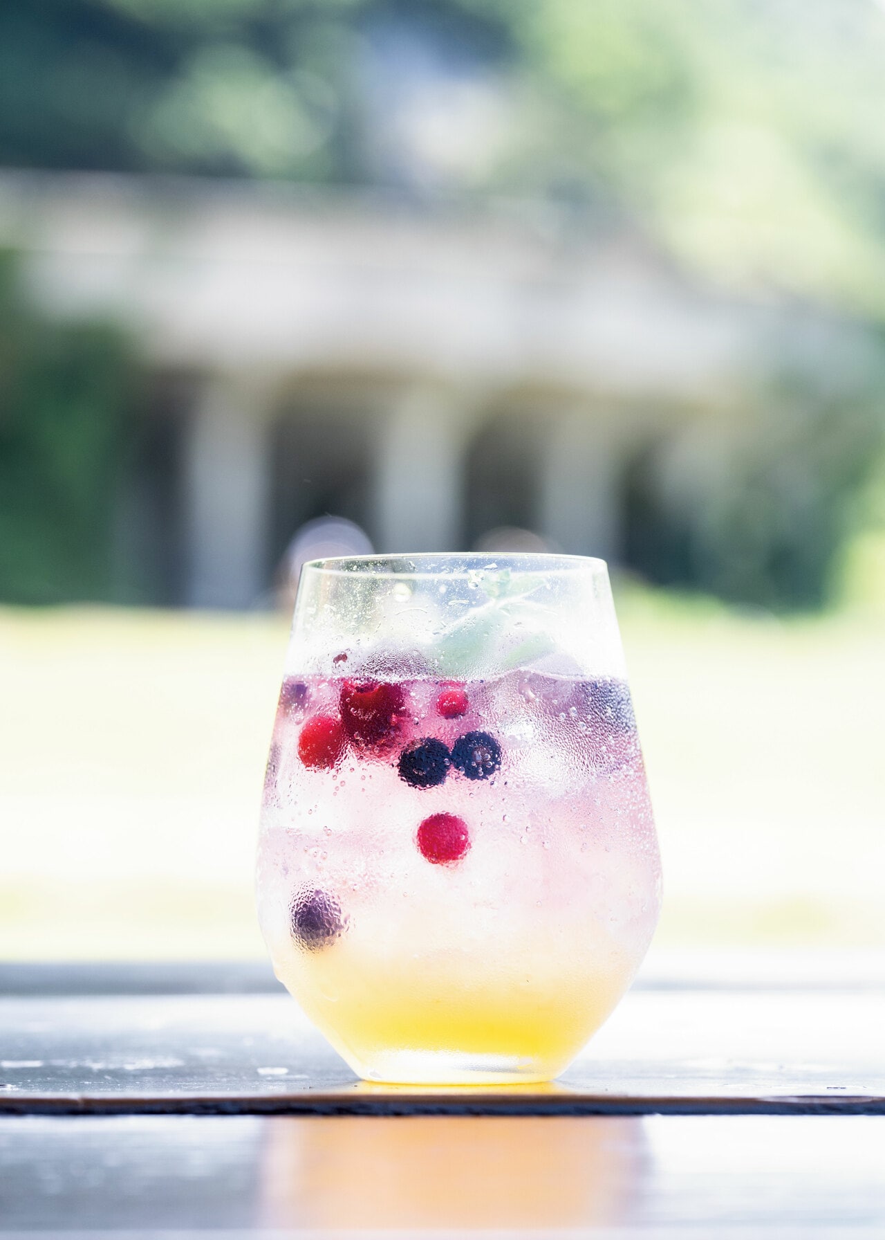 特製のベリーソースを炭酸で割った、ほろ苦くて甘い夏季限定メニュー「パッションベリーソーダ」825円。