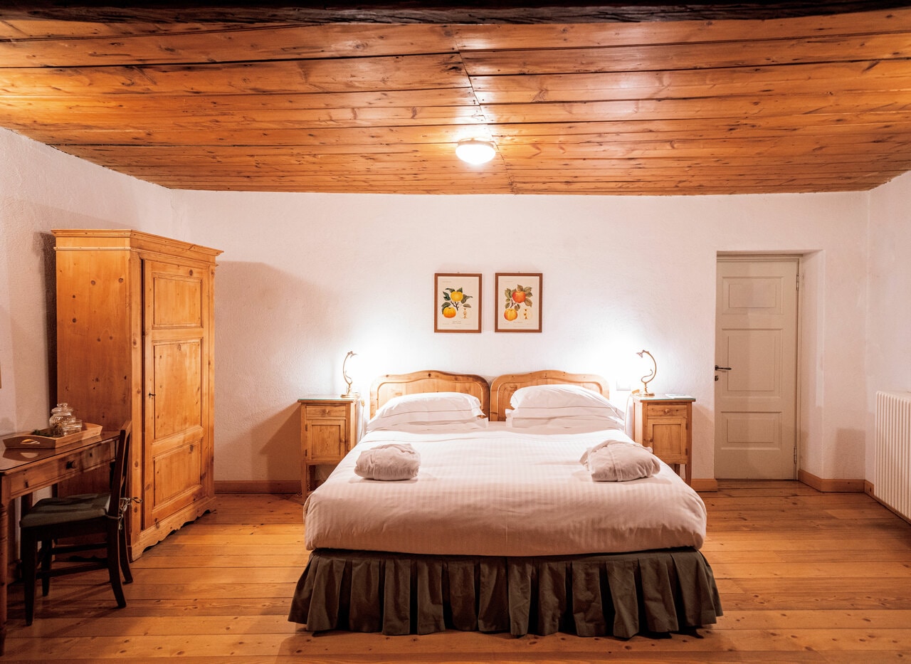 ホテル・バーニ・ヴェッキの“ロマンティック・ジュニアスイート”。アルプスの伝統的な木工を生かしたインテリアに安らぐ。