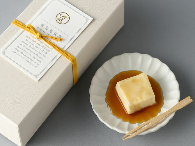 練乳葛豆腐 3,300円（1箱）。※数量限定、要冷蔵。