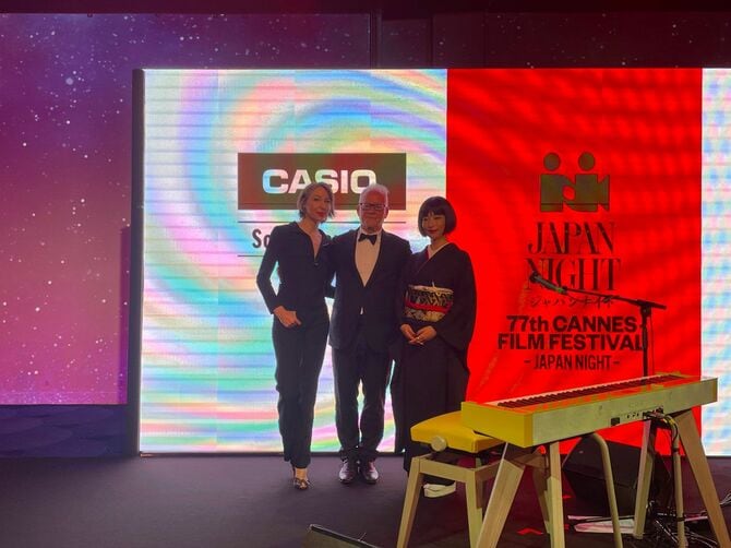 カンヌ映画祭の総代表ティエリー・フレモー(中央)がアラン・ドロンで有名な「あまい囁き」を披露した 筆者提供