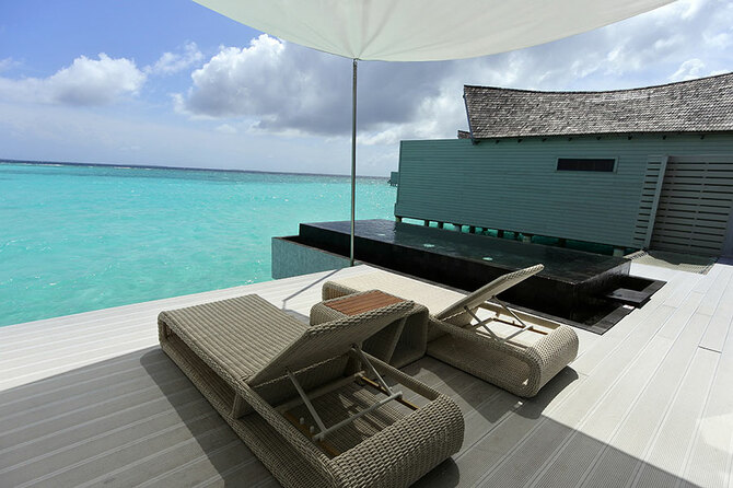 広々としたテラスにはプールや海上ハンモック、サンラウンジャーなどが置かれています。