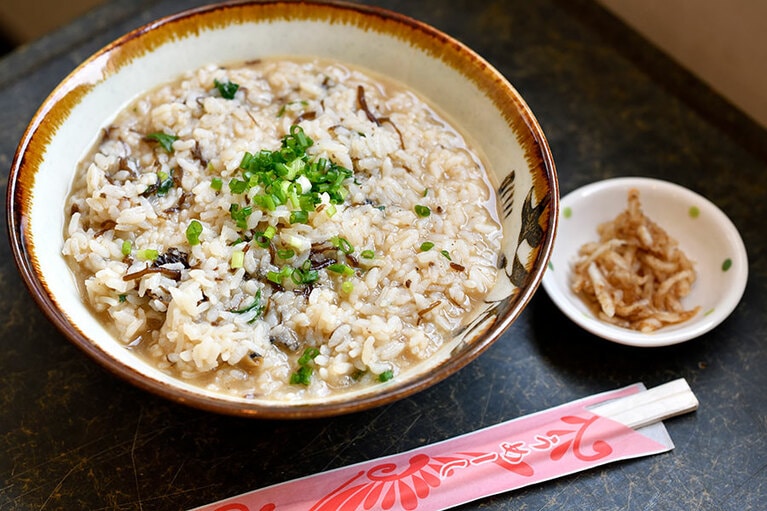 アツアツでテーブルに登場の「チヌマンワタじゅーしー」500円。