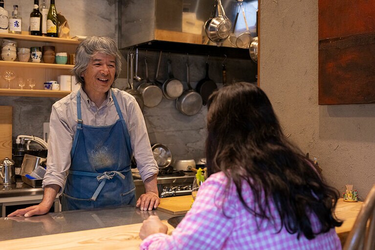 キッチンが見えるこのカウンターは特等席。盛り上がる私と優しく微笑む秋月さん。