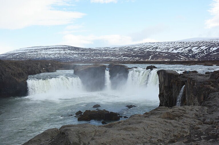 細い滝を挟んで、シンメトリーに太い滝が流れ落ちるゴーザフォスの滝。