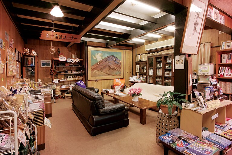 古湯坊 源泉舘［山梨／下部温泉］本館ロビー。