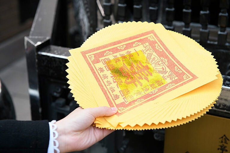 神様に願いごとをするときは、金紙をお供え。また、願いがかなったら、お礼の気持ちを込めて再訪して金紙をお供えしましょう。金紙は1,000円。