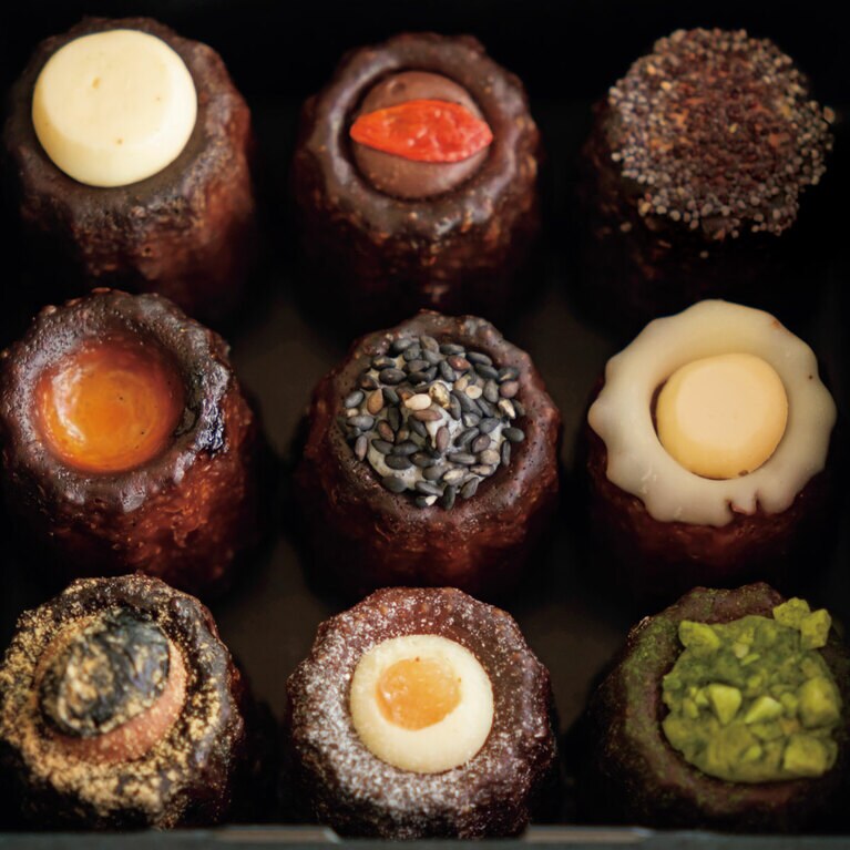 奥丹波のさまざまなフレーバーを楽しめるMAISON KU-NELの「京都奥丹波カヌレ」。ひとくちサイズで食べやすい。