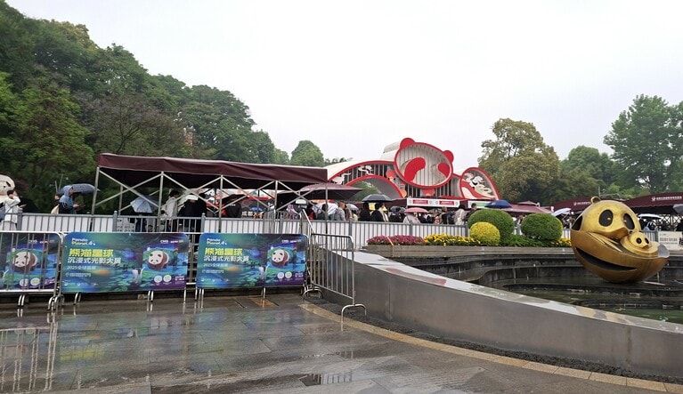 南大門の前。大雨でも行列ができる。成都基地の入場料は大人一般が55元。開園時間は、3～10月が午前7時30分～午後6時、11～2月が午前8時～午後5時30分。（2026年5月1日、筆者撮影）