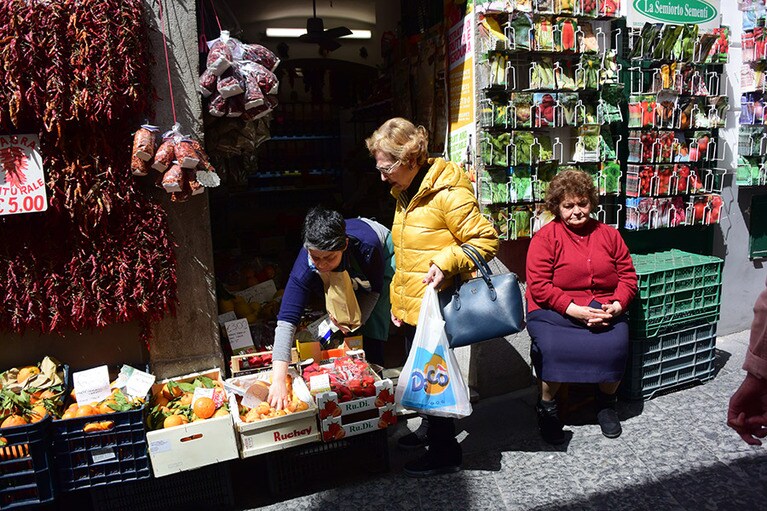 アマルフィのメインストリートも、内陸に進むにつれ、地元の暮らしぶりが見え隠れする。