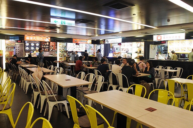 「台湾夜市」内。席数も多く、休憩するのにもちょうどいい。