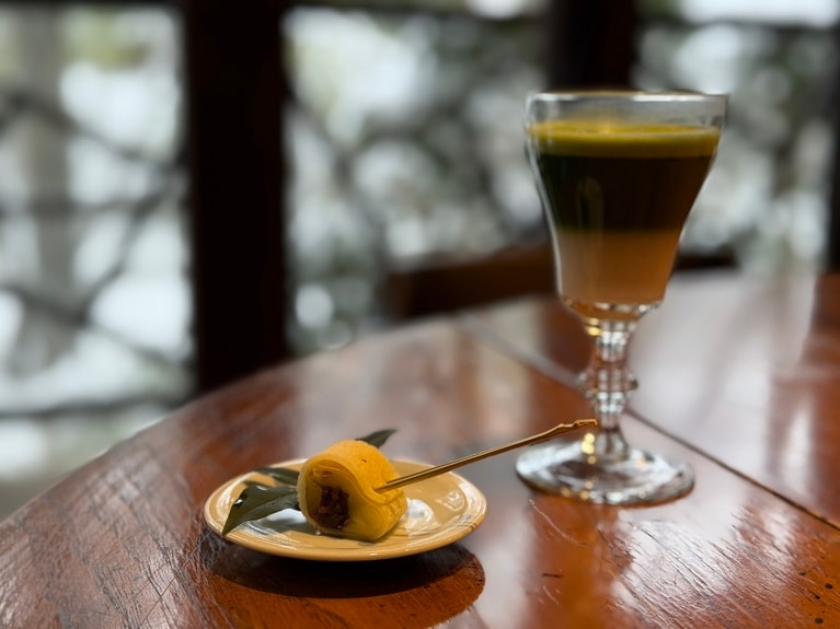 ウエルカムは抹茶と甘酒の特別ドリンクと手づくりのお菓子。