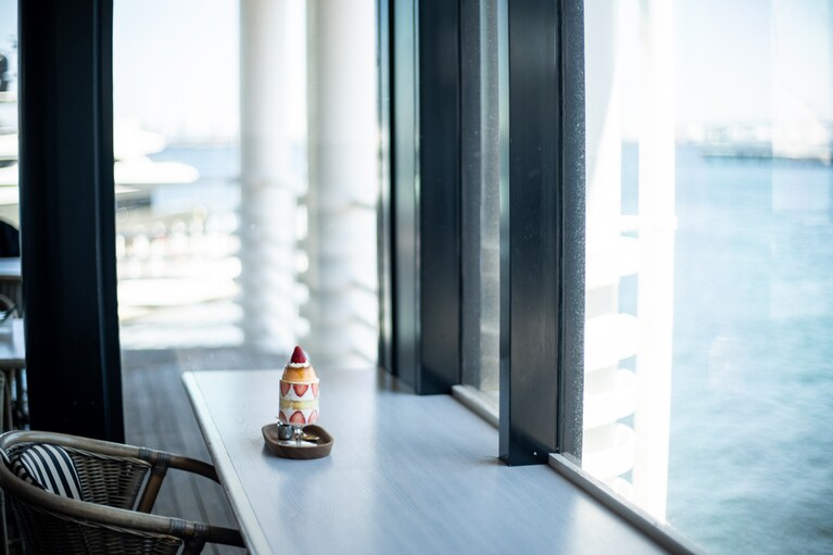 全席オーシャンビューの開放感あふれる店内。