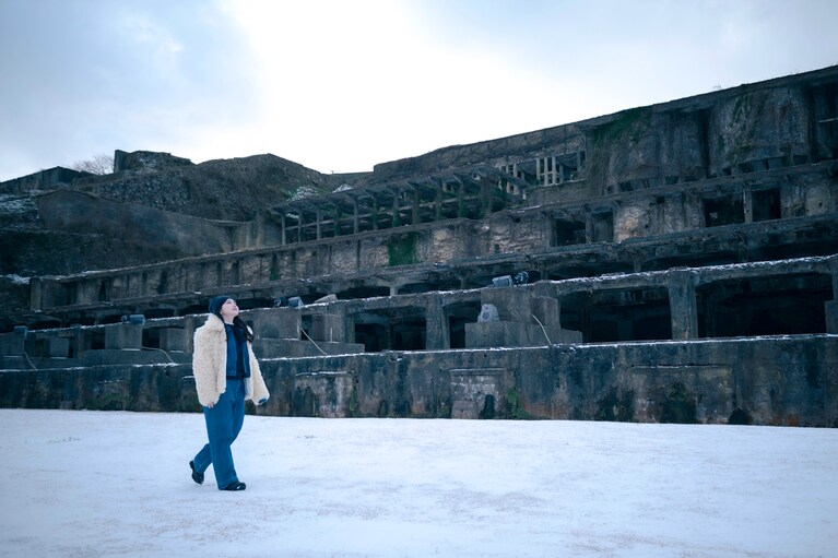 俳優・山田杏奈さんといく、世界遺産の島・佐渡島。雪景色の北沢浮遊選鉱場は神秘的な風景【通いたくなる島、佐渡】