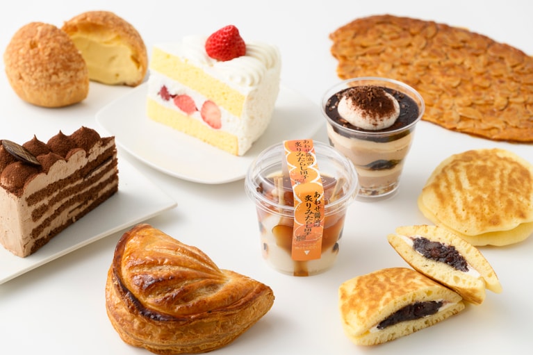 ケーキやアップルパイといった洋菓子はもちろん、どら焼きやみたらし団子などの和菓子も幅広くラインナップ。