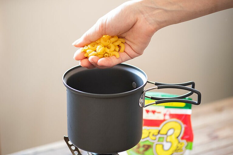 マカロニのひとつかみは、手に収まる程度。