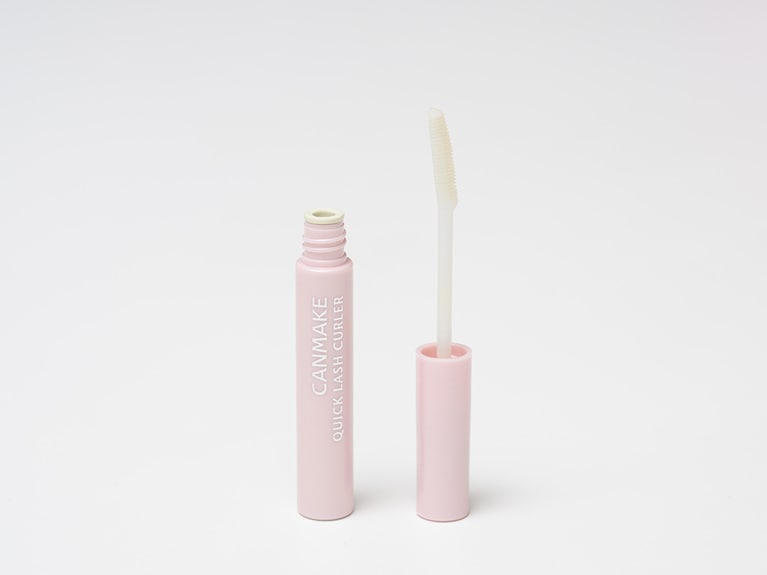 まつ毛をくるんとカールアップさせる下地。マスカラ下地、トップコート、マスカラとしても使える。ウォータープルーフ、スマッジプルーフで、水、涙、汗、皮脂にも強い。写真は一番人気の“透明”。キャンメイク クイックラッシュカーラー 全3色 各748円／井田ラボラトリーズ　※写真は発売当時のデザイン