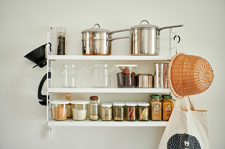 軽い鍋は、高い場所に収納しても出し入れがラクにできます。