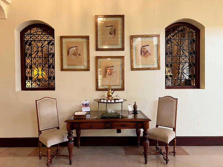 ロビーに置かれたテーブルには、アラビアンコーヒーとデーツ（ナツメヤシの実）が置かれていて、いつでも楽しむことができる。