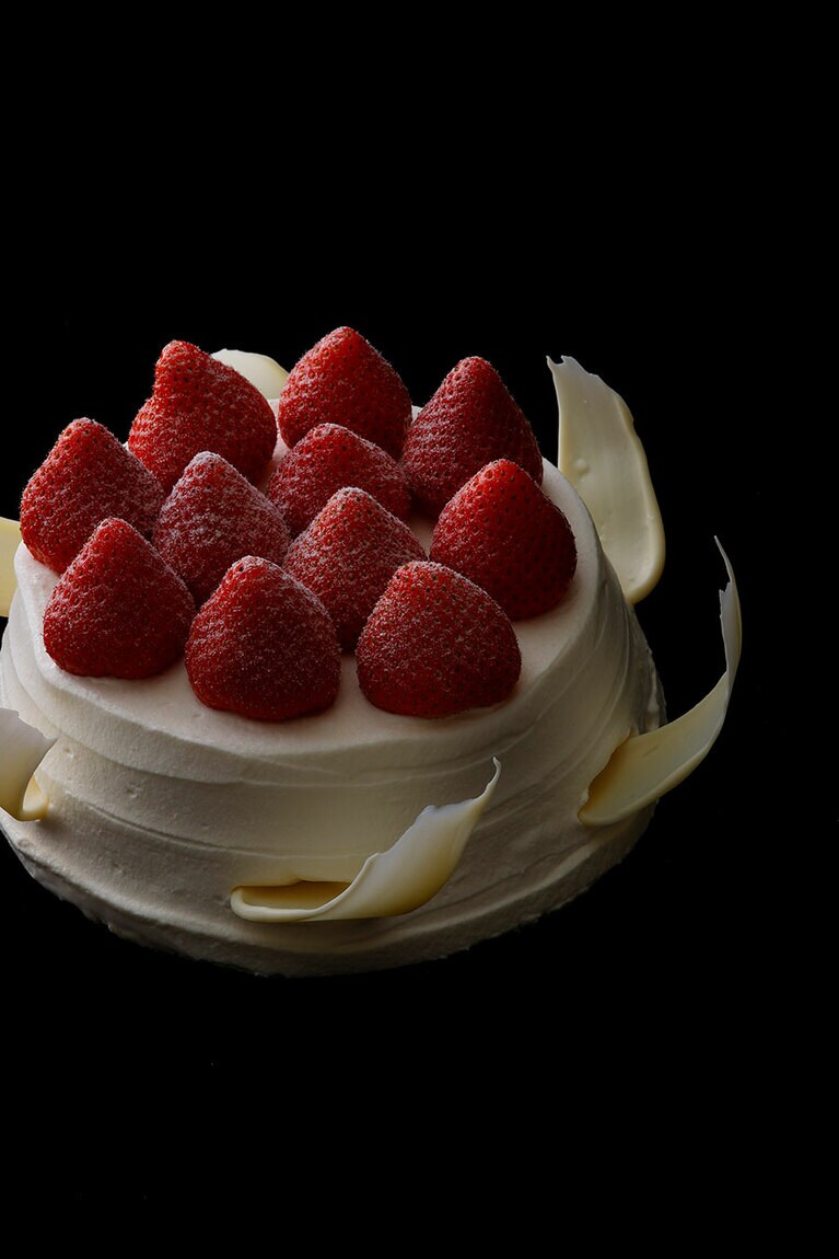 パレスホテル東京「ガトー オゥ フレーズ」(直径12cm、高さ8.5cm／5,400円　直径15cm、高さ8.5cm／6,400円)。