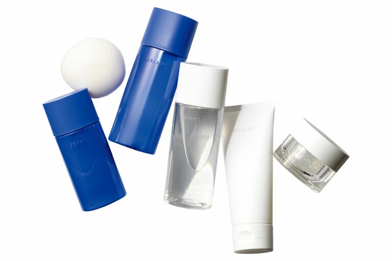 和漢植物の力で透明感あふれる美肌へ導く雪肌精の新シリーズは、肌のうるおいバリアへのアプローチでさらに澄み渡る健やかな肌に。透明感が加速する効能タイプ、低刺激処方のフリータイプから選んで。左から：雪肌精 クリアウェルネス スムージング ミルク 140mL 3,800円、同 フェイシャル ソープ 100g 2,100円、同 ナチュラル ドリップ 200mL 3,600円、同 ピュア コンク 200mL 3,400円、同 クレンジング ジェル 140g 2,100円、同 ウォーター シールド クリーム 40g 3,800円(すべて編集部調べ)／コーセー(2020/9/16発売)