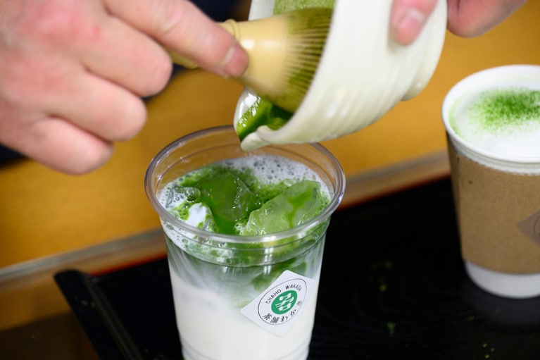 アイス抹茶ラテ。注文を受けてから1杯ずつ抹茶を点てて提供してくれるので香り高い。