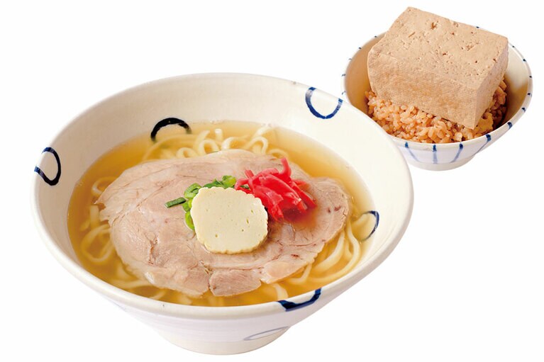 ［島豆腐と、おそば。真打田仲そば］左から：田仲そば(元味) 650円、島豆めし 450円。