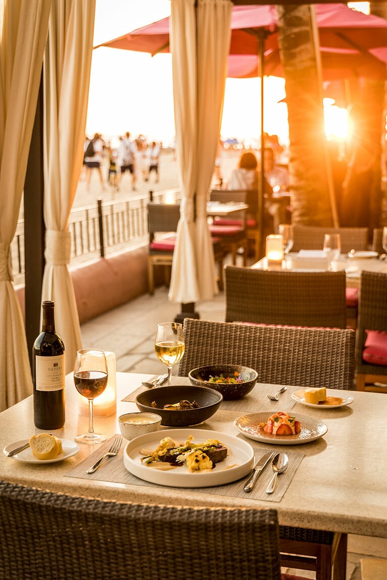 サンセットを眺めながら美味満載のディナーを味わえる「アズーア レストラン」のテラス席。コース 130ドル～。