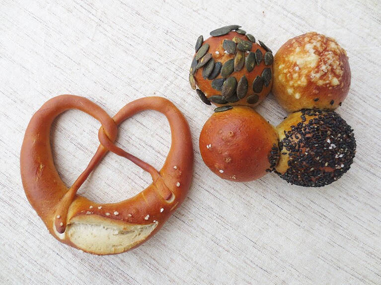 「ブレッツェル」160円、「フラワー」250円。