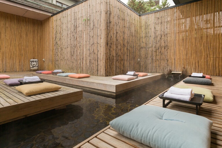 和多屋別荘［佐賀／嬉野温泉］フロント足湯。