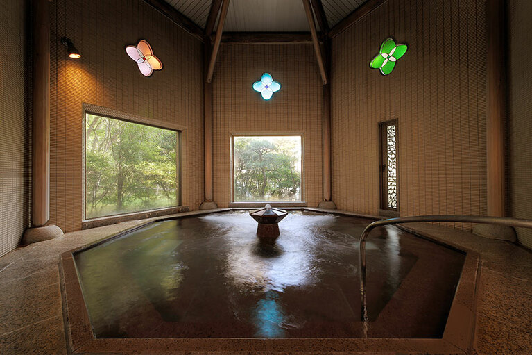 ステンドグラスが美しい「婦人の湯」。