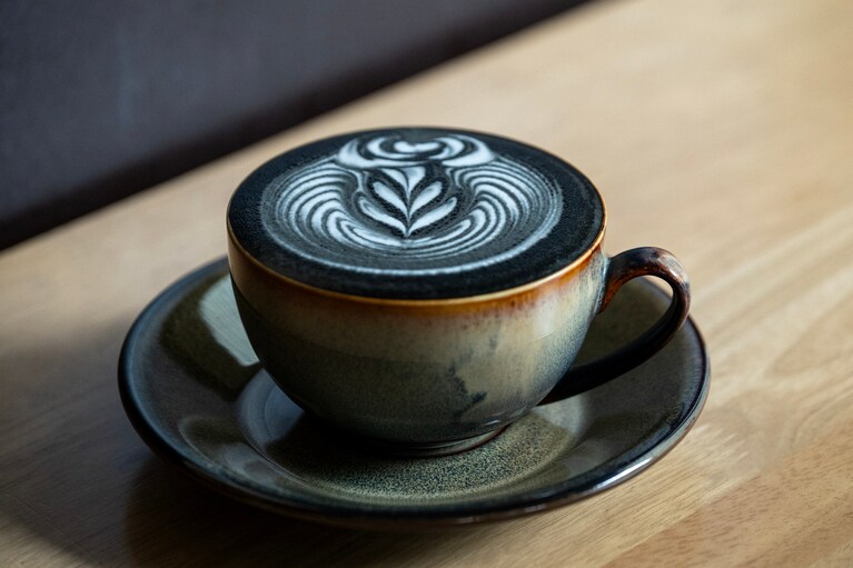 「BLACK LATTE（温／冷）」750円。