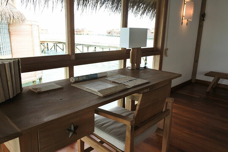 デスクの上のライトがカップルをモチーフにしたもの。