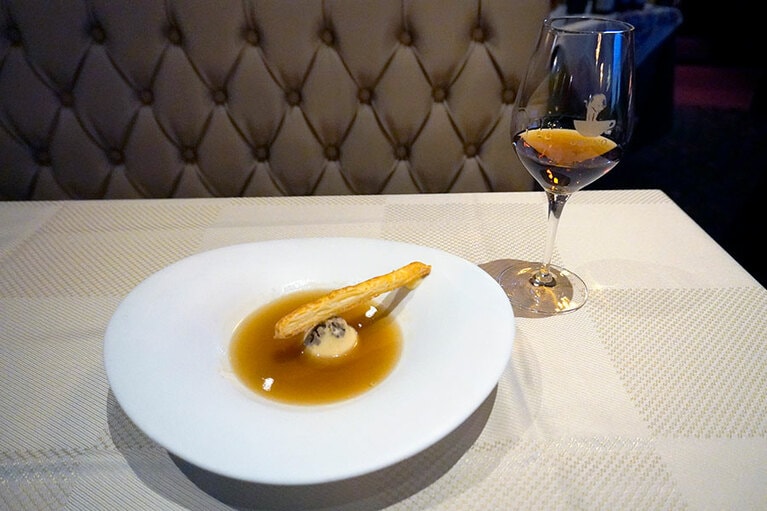 2品目の“イラブー”と“スッポン”のコンソメスープ ロワイヤル風。