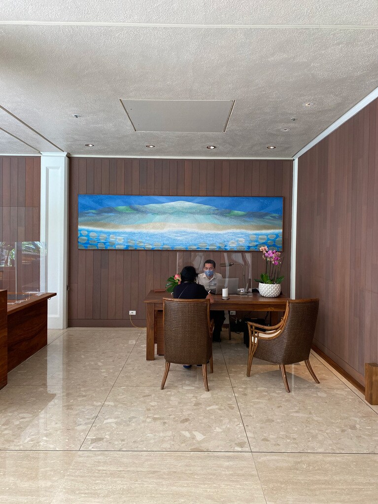 コンシェルジュデスクの後ろにはTadashi Satoさんの作品「Sea Anemone」。