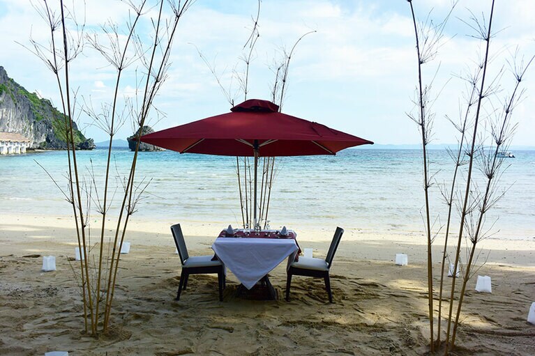 ディナーをビーチにセッティングしてもらうこともできます(有料) 。
