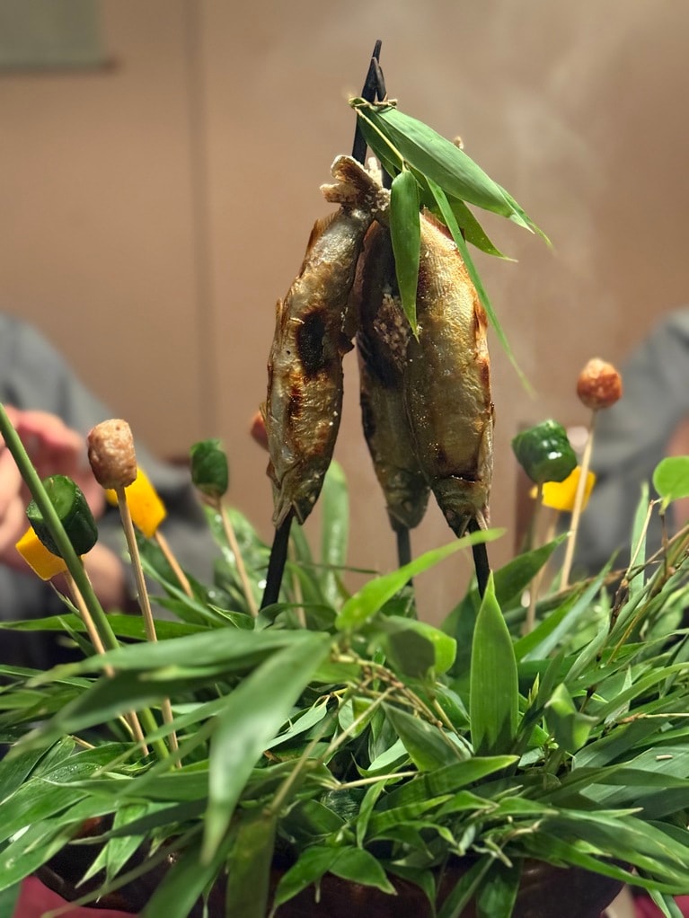 リンゴの枝に刺して焼いた子持ち鮎の白焼きが登場。