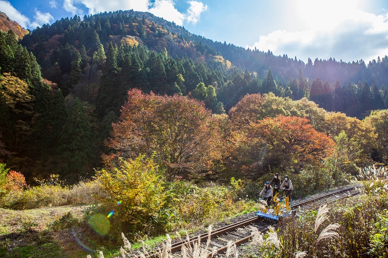 大自然の中をサイクリングできる「大館・小坂鉄道レールバイク」。