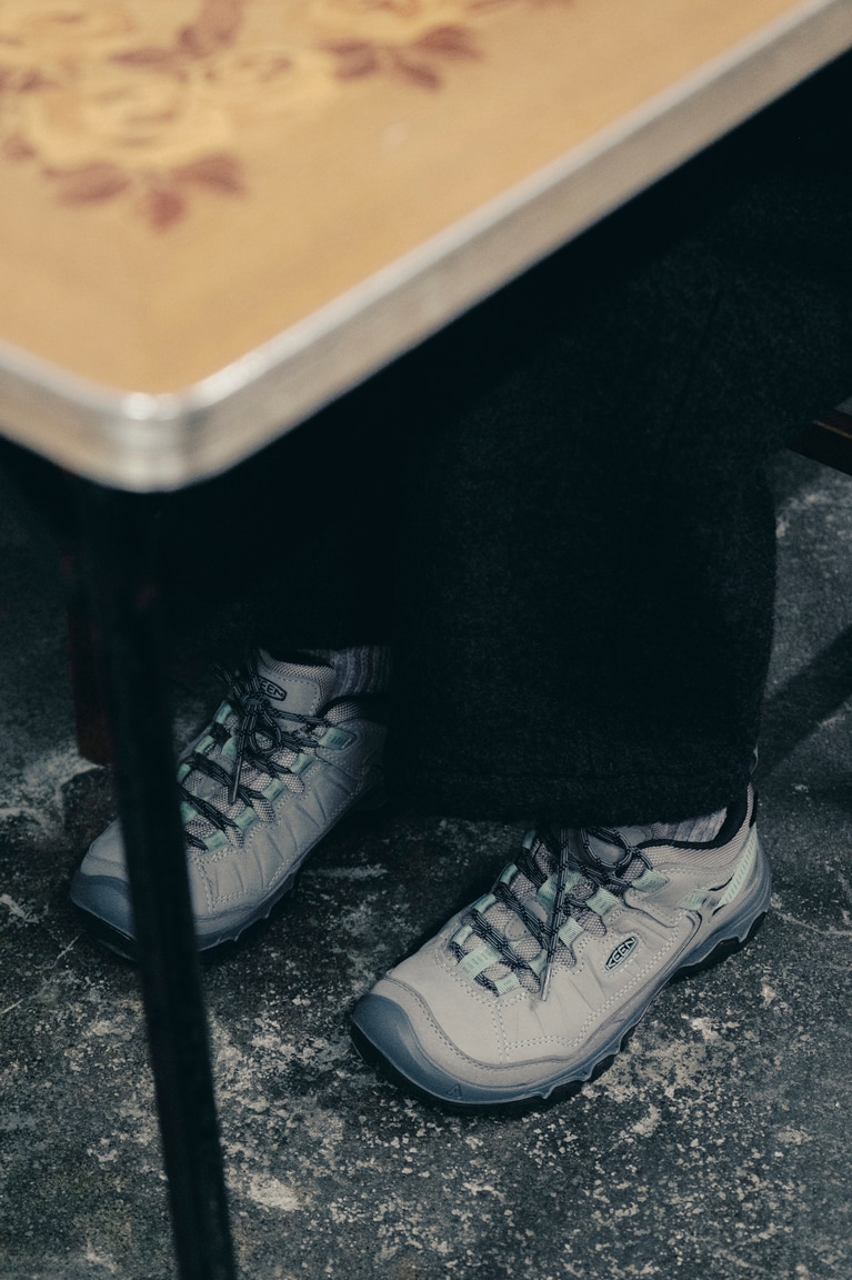 山歩きに街歩き、長時間歩いても疲れにくい理由のひとつである、「キーン」独自の〈フットベッド〉構造。空気を含ませたクッション性の高い素材を採用し、歩行時の衝撃をしっかり吸収。さらに取り外しが可能で洗濯できるため、いつでも清潔に保つことができる利点も。  