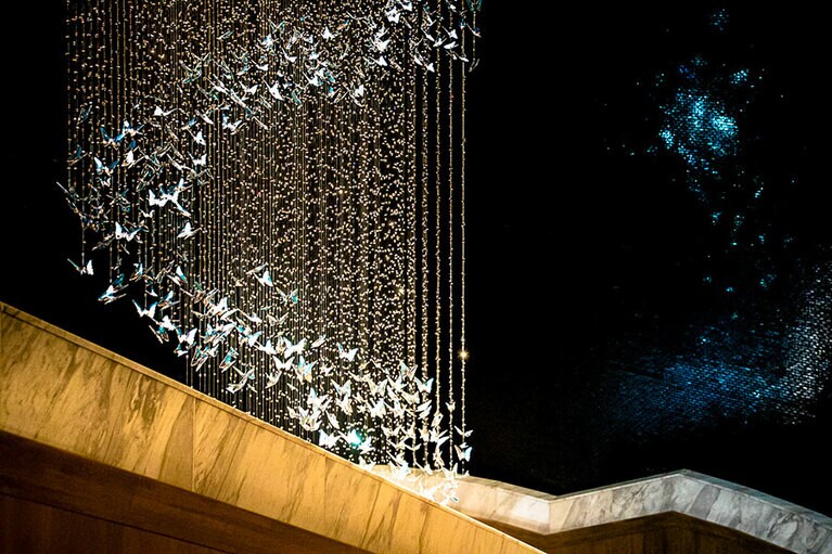 2フロアにまたがった、きらめくシャンデリア。スワロフスキーが数万個も！🄫 Hiro Matsui