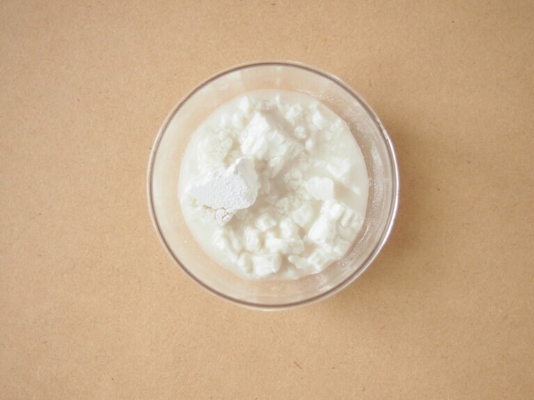 (3) 葛粉は水(大さじ2)を入れて、ふやかします。