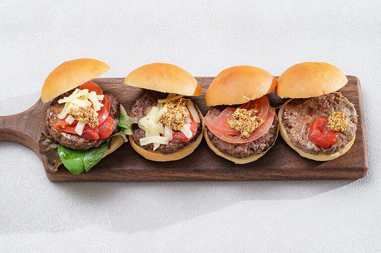 熊本のあか牛ハンバーグとお好みの具材で作るハンバーガー。バンズにくまもとトマトケチャップソースや新鮮な地産の野菜などをのせて、オリジナルハンバーガーを作って楽しむことができる。
