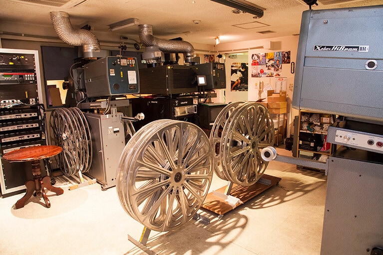 一室で、2つの劇場の映写ができる工夫された作りになっている映写室。